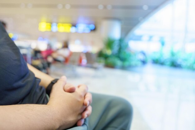 写真 フライトを待っている空港の空港出発エリアでフライトを待っている男性