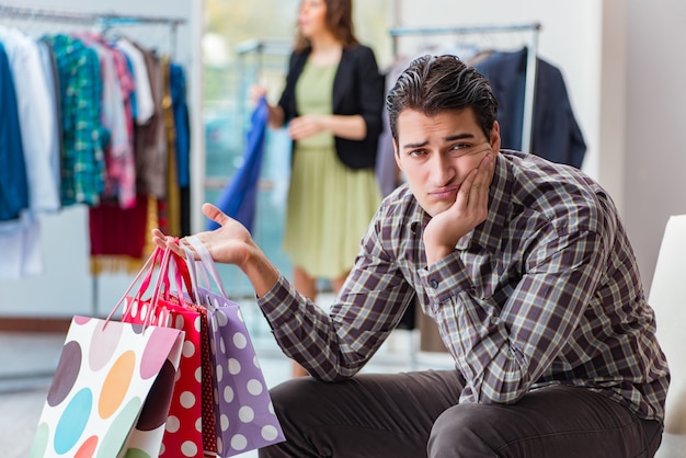 クリスマスの買い物中に彼の妻を待っている人