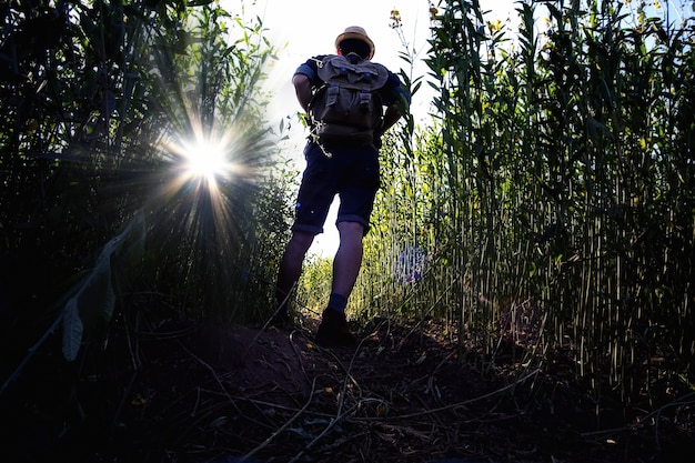 Man wakker op het platteland met een zakzak