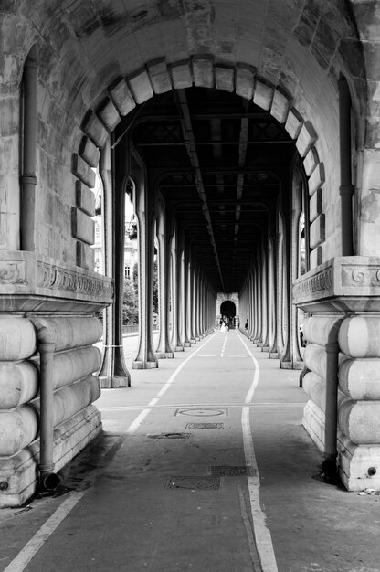 Foto uomo che cammina nel corridoio