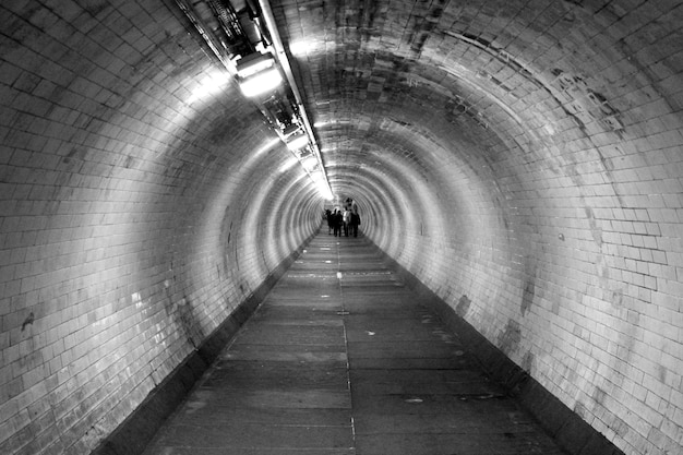 Фото Человек, идущий в туннеле метро