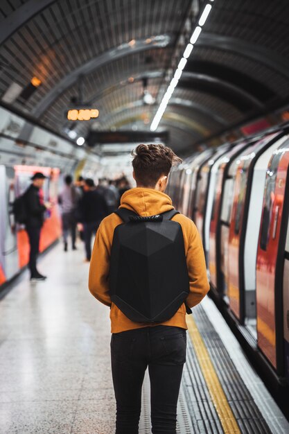 ロンドンの地下鉄の中を歩いている男