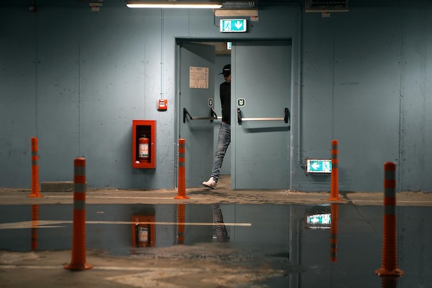 Photo man walking into parking garage