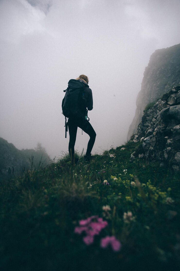 Photo man walking on mountain against sky