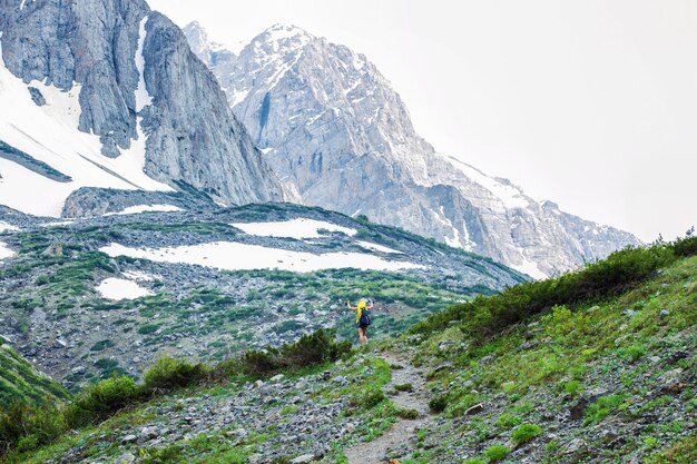 Foto uomo che cammina sulla montagna