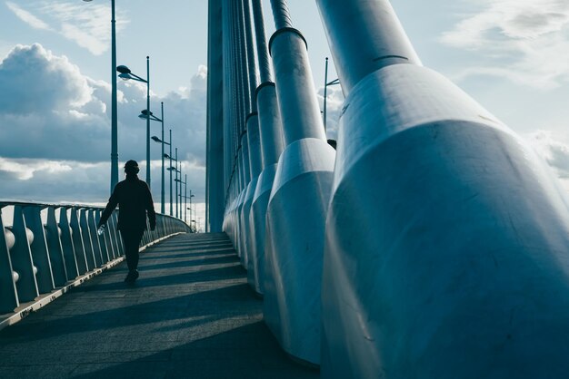 写真 空に向かって階段を歩く男