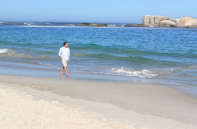 사진 해변에 걷는 남자