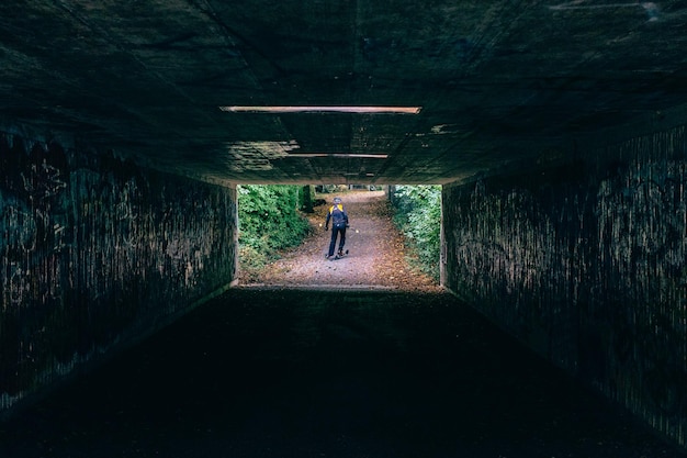 Photo man walking on road