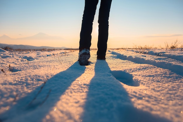 Uomo che cammina nella neve