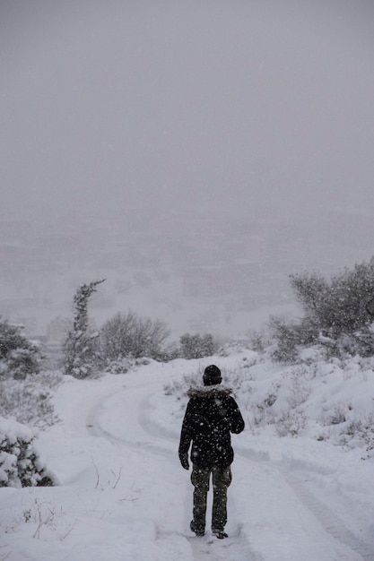 雪山を歩く男