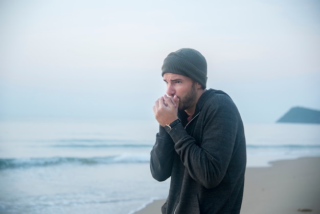 Uomo che cammina in solitudine in spiaggia