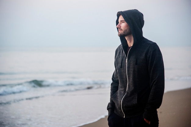 Uomo che cammina in solitudine in spiaggia