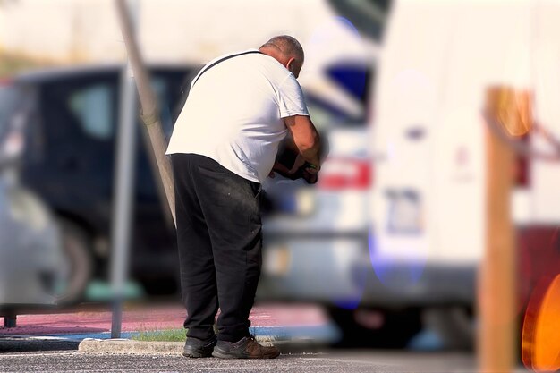 Foto uomo che cammina per strada