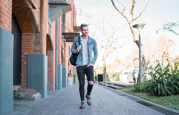 Uomo che cammina per strada.