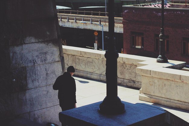 Photo man walking on walkway in city