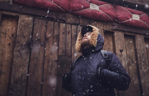 Человек гуляет по старому городу