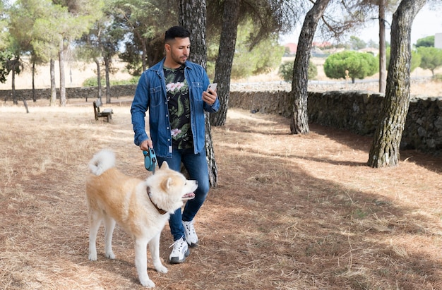 남자는 숲에서 그의 강아지와 함께 산책