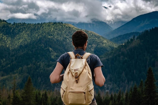 Man wandelen in de bergen met zware rugzak Reizen Lifestyle reislust avontuur concept zomervakanties buiten alleen in het wild Tatra National Park Polen