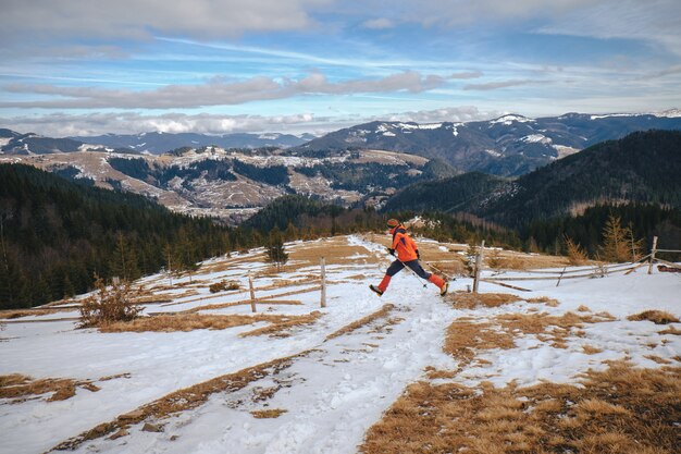 Foto man wandelen in prachtige lente berg