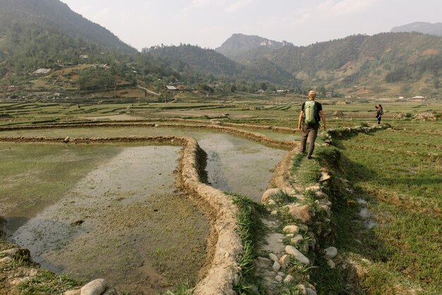 Man wandelen met rugzak in vietnam