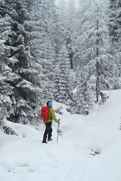 Foto man wandelt in een prachtige winterberg