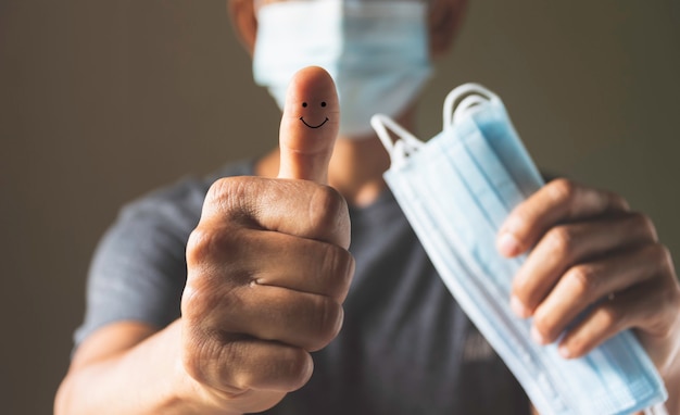 Un uomo che mette in guardia le maschere mediche per proteggere virus e polvere. concetto sano.