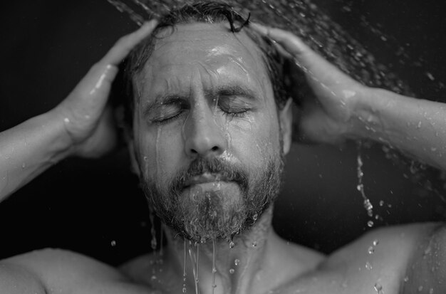 Foto uomo che si lava i capelli da vicino ritratto uomo che fa il bagno in doccia che lava i capelli in bagno modello maschio