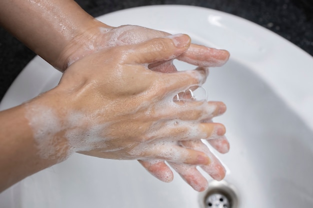 Un uomo che lava la mano con un sapone. concetto di igiene