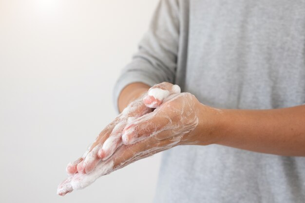 Photo man washing hands with soap close up