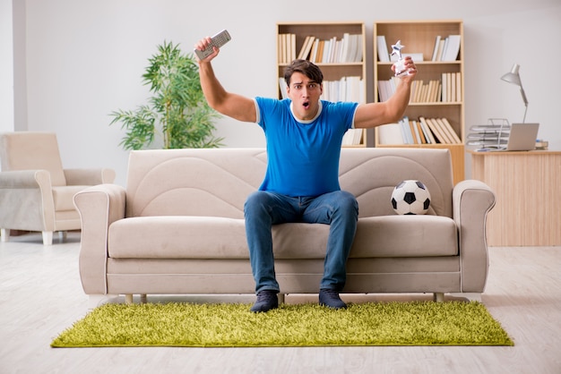 Uomo che guarda il calcio a casa