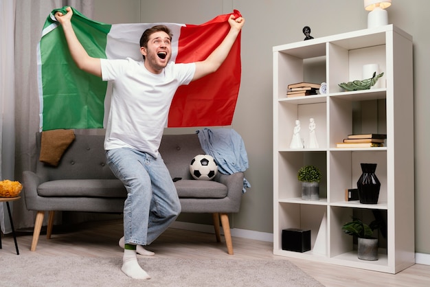 Foto uomo che guarda il programma sportivo in tv