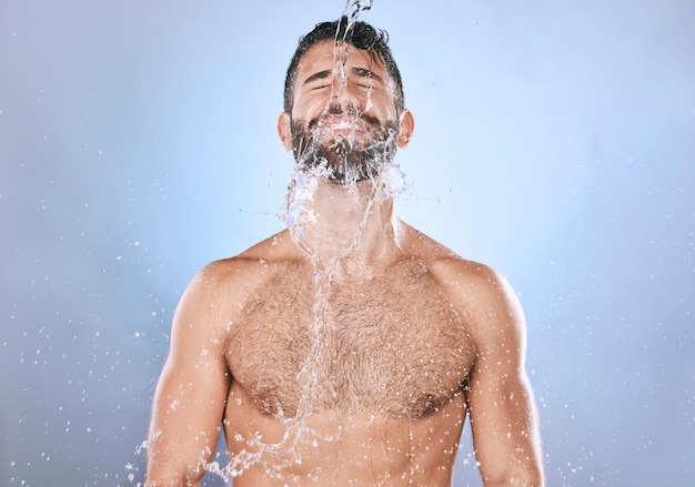 美容衛生と皮膚科のためのきれいな顔で男の水のしぶきとスキンケアまたはシャワー