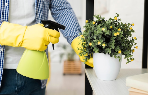 Photo man watering plant