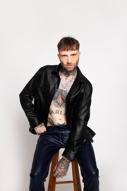 Photo a man wearing a black leather jacket with the word marl on the chest.