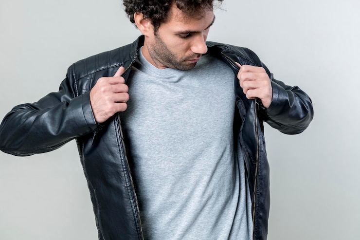 Photo man wearing black leather jacket