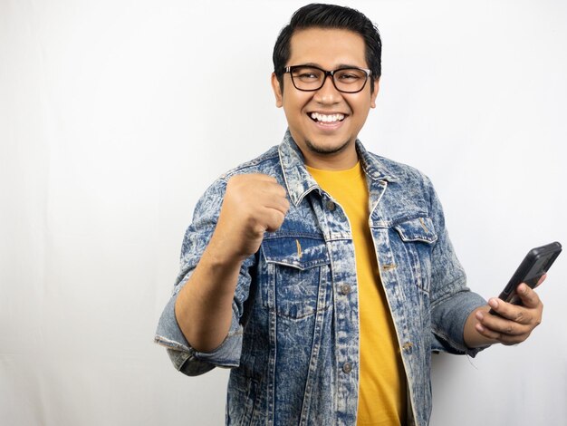 Photo a man wearing a blue jean jacket with a thumb up in the air.