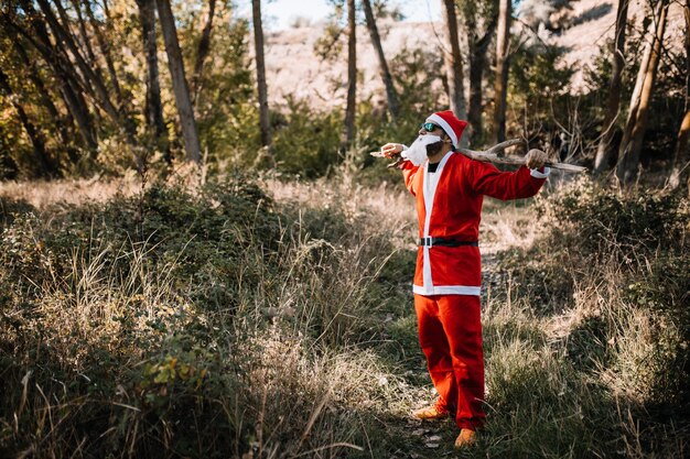 Foto uomo che indossa un costume mentre è in piedi nella foresta