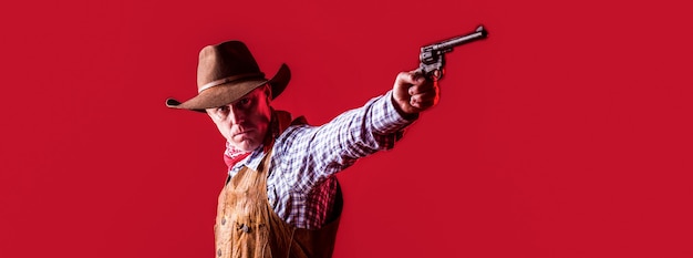 카우보이 모자, 총을 착용하는 남자. 서쪽, 총. 카우보이의 초상화입니다. 배경에 무기와 함께 아름 다운 오우보이입니다.