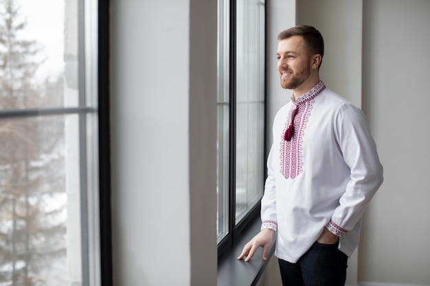 Uomo che indossa una camicia ricamata a tiro medio