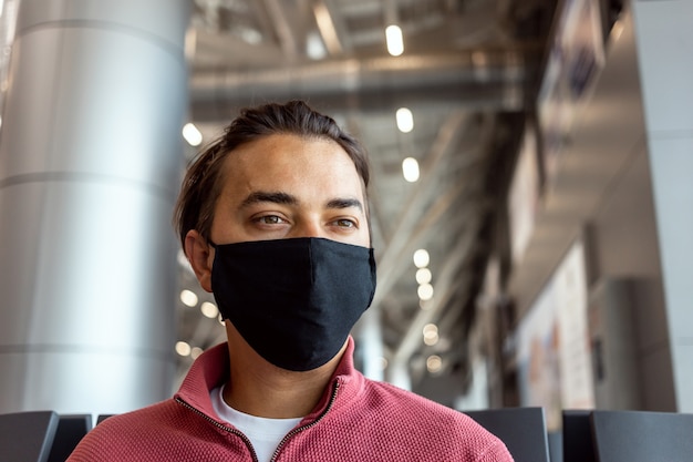 Man wearing face mask at the airport