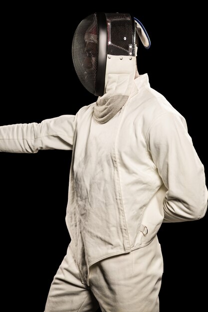 Photo man wearing fencing suit practicing