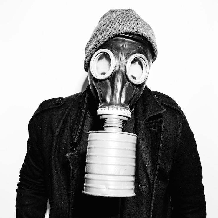Photo man wearing gas mask over white background