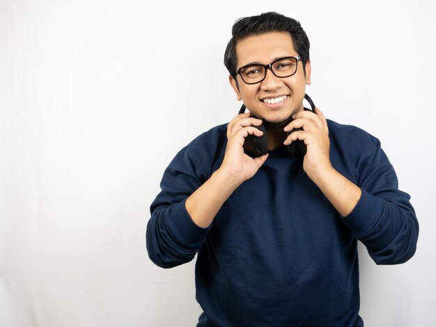 Photo a man wearing glasses and a blue shirt holds a pair of scissors.