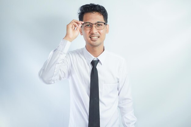 Photo a man wearing glasses and a shirt that says  he is wearing a shirt that says  he is wearing a tie