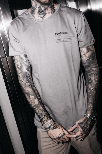 一個穿著灰色衫,上面寫著"reshava"的男人