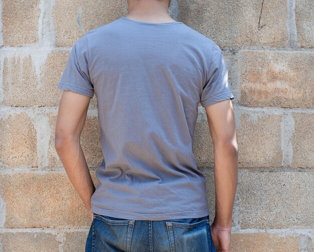 Photo a man wearing a gray t-shirt                                  person