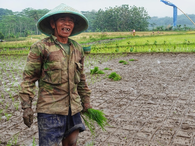 A man wearing a hat that says " rice ".