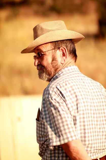 Photo man wearing hat while standing outdoors