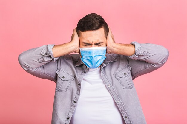 Uomo che indossa una maschera igienica per prevenire infezioni, malattie respiratorie aviotrasportate come l'influenza