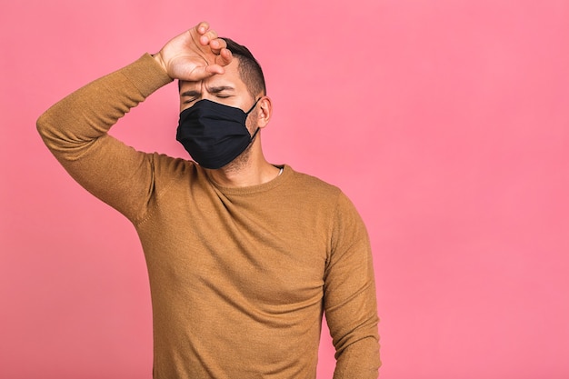 Uomo che indossa una maschera igienica per prevenire infezioni, malattie respiratorie aviotrasportate come l'influenza